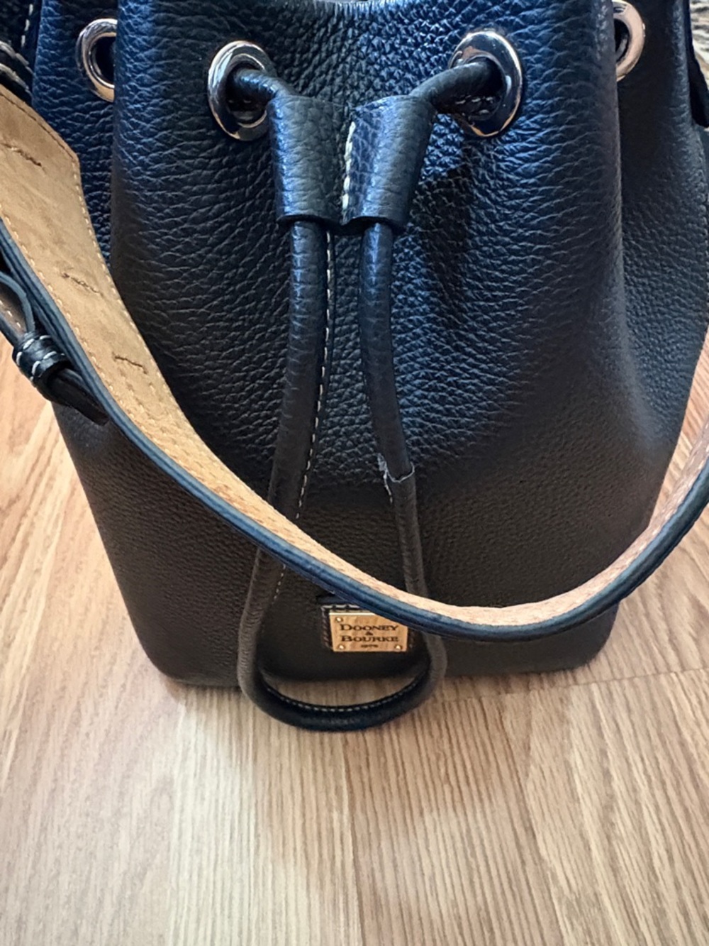 DOONEY & BOURKE LUCCA BLACK LEATHER DRAWSTRING SHOULDER BUCKET BAG - Picture 11 of 13